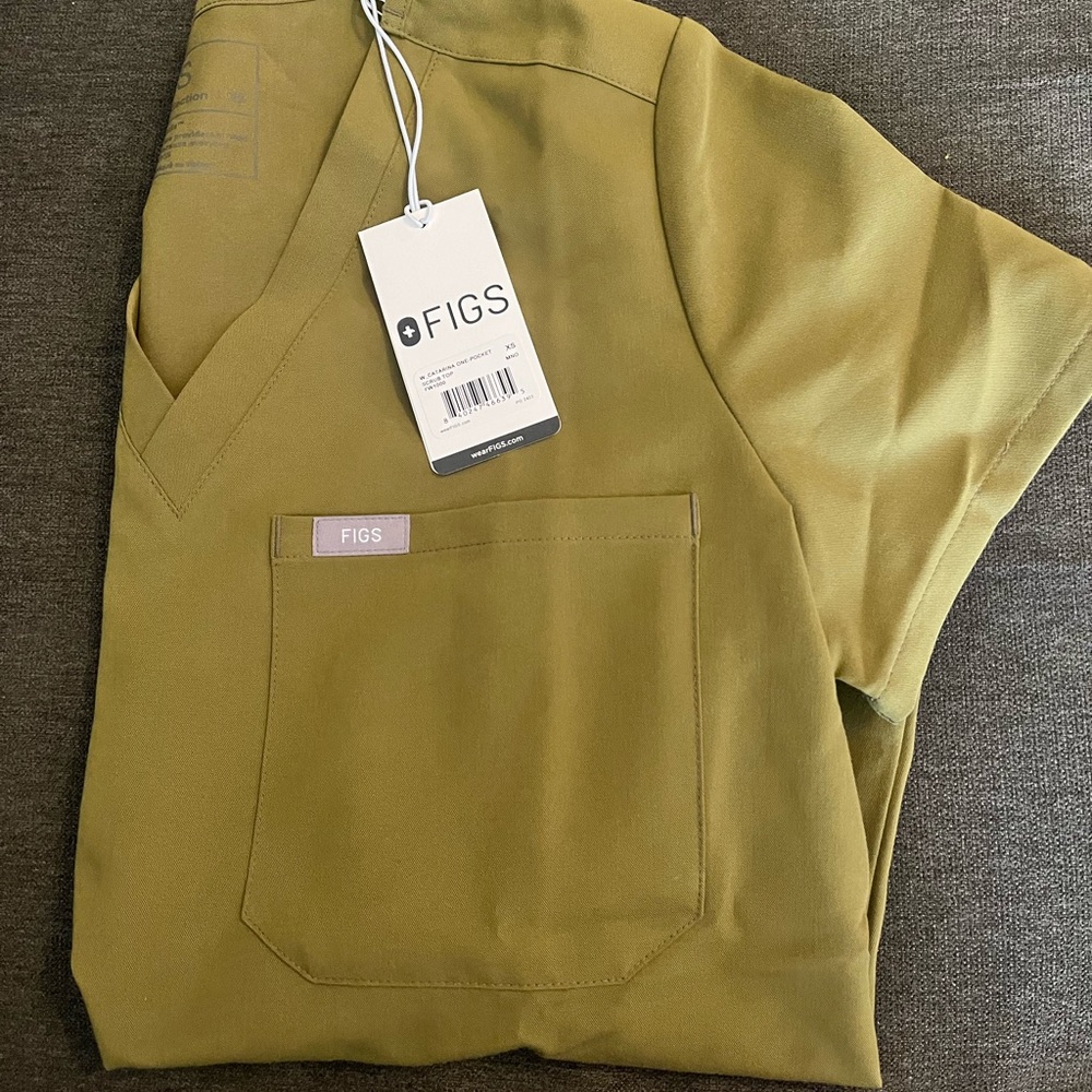 Figs caterina scrub top martini olive